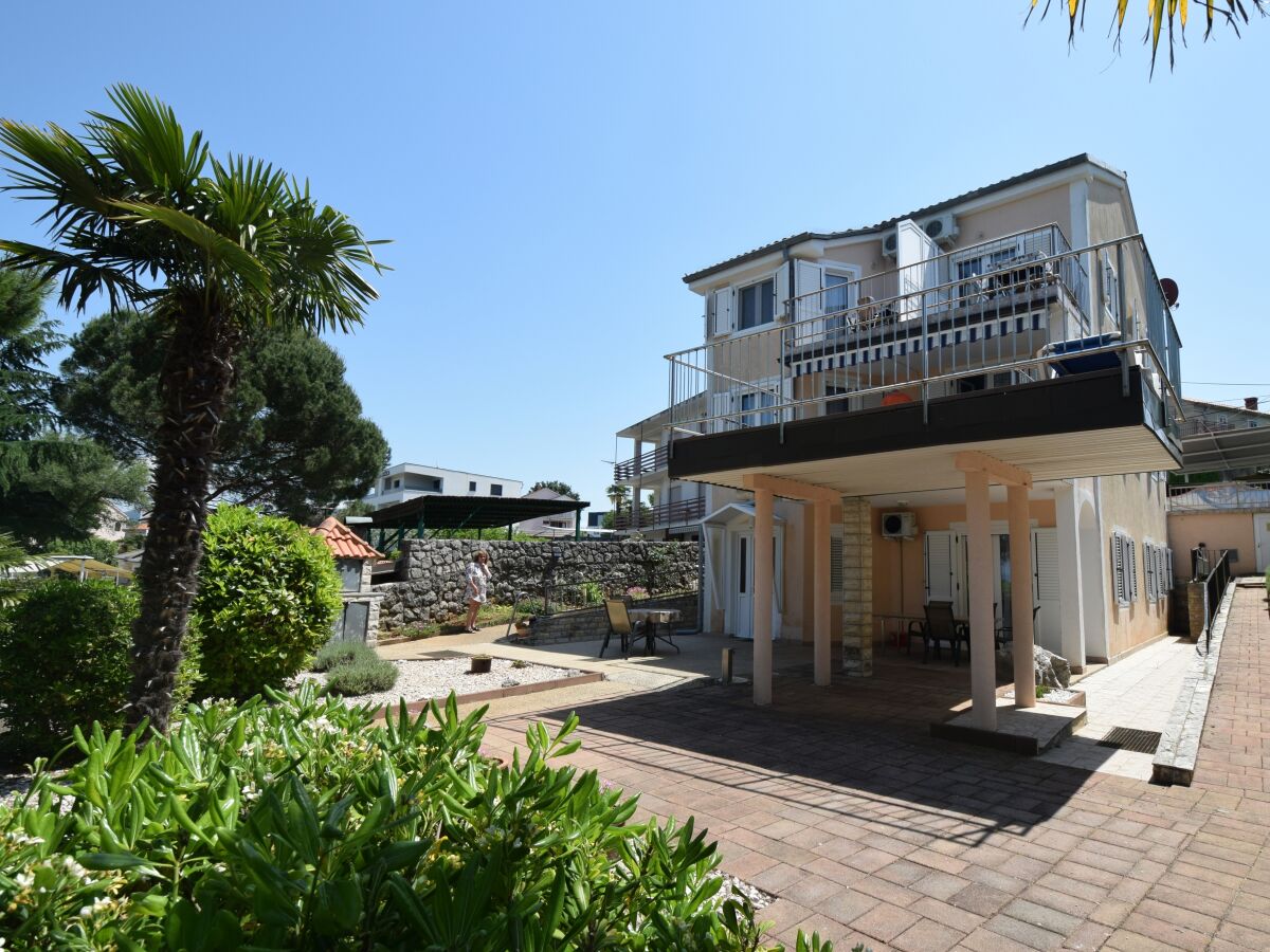 Apartment One bedroom apartment near beach Vantačići, Krk A-19406-a