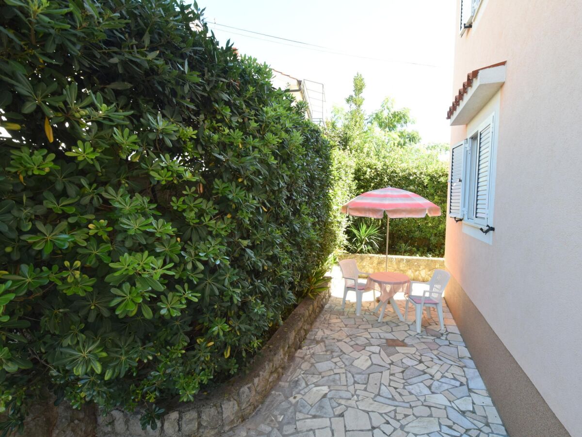 Apartment One bedroom apartment with terrace Njivice, Krk A-19411-a