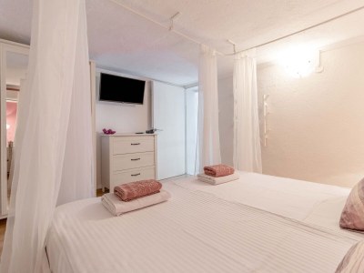 Apartment Two bedroom apartment with terrace Banjol, Rab A-19804-a - Outdoor photo 31