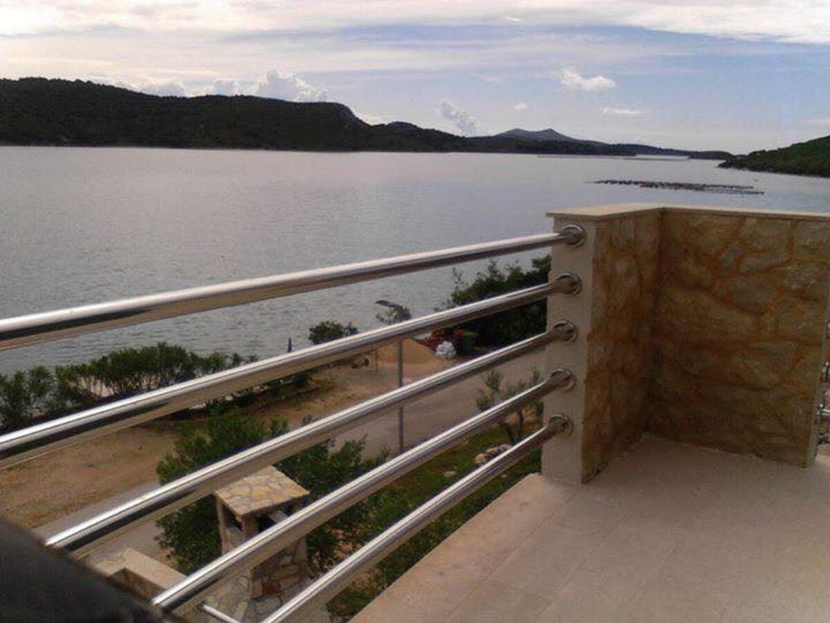 Apartment One bedroom apartment near beach Cove Mala Lamjana, Ugljan A-21182-d