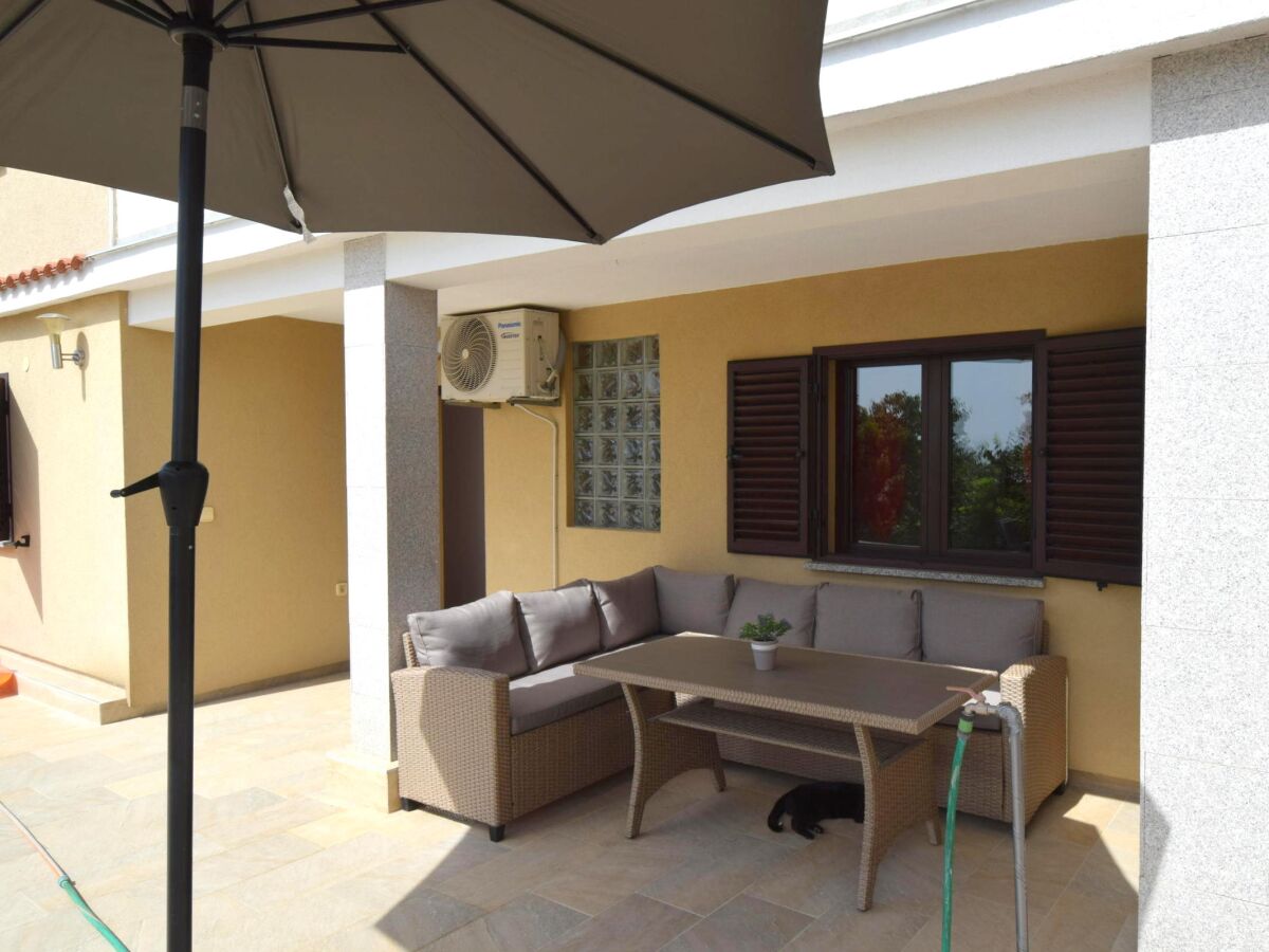 Apartment Two bedroom apartment with terrace Omišalj, Krk A-20617-a