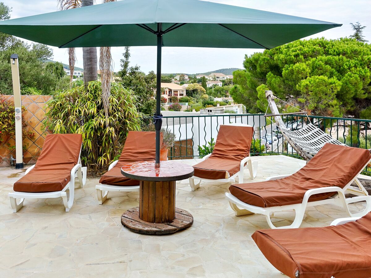 Villa with pool right on the beach in Carqueiranne - Outdoor photo 4