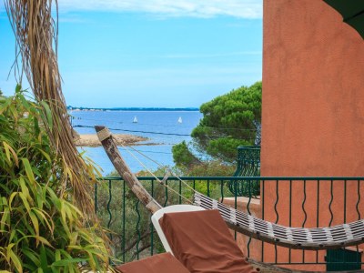 Villa with pool right on the beach in Carqueiranne - Outdoor photo 11