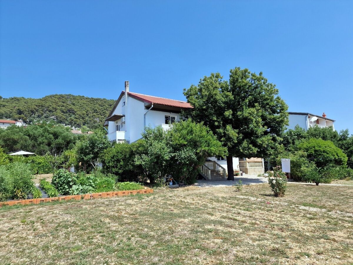 Apartment Two bedroom apartment with terrace and sea view Barbat, Rab A-22167-a