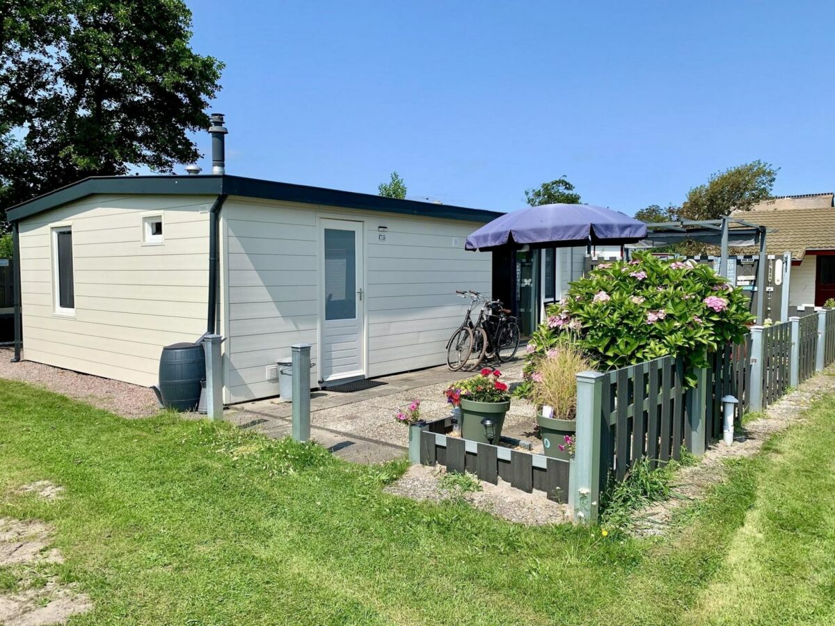 Holiday house Nice bungalow with cosy terrace - Outdoor photo 2