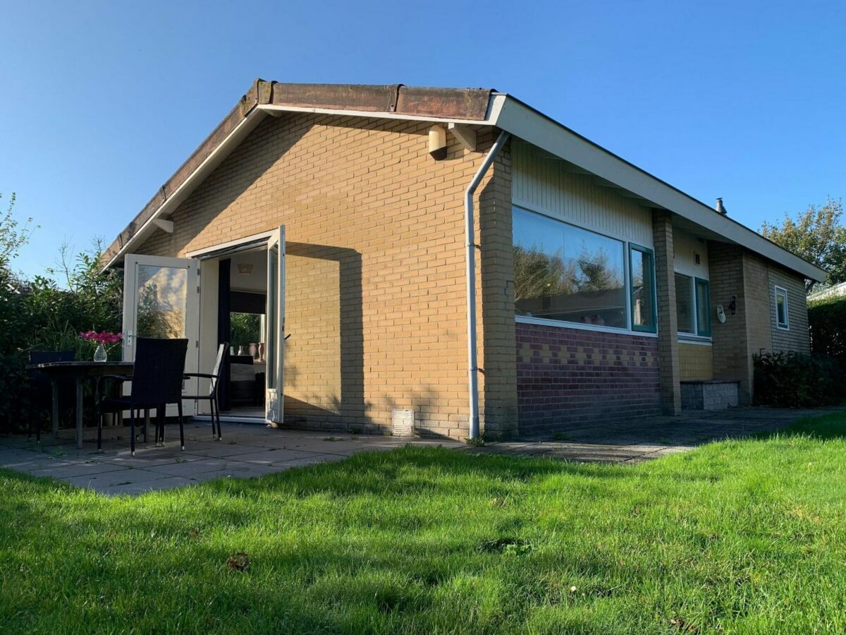 Holiday house Renovated bungalow with garden