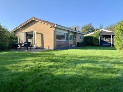 Holiday house Renovated bungalow with garden - Outdoor photo 2