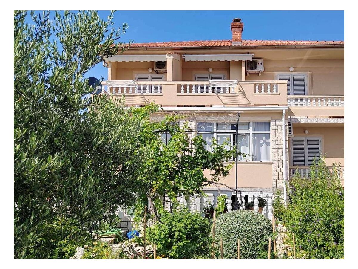 Apartment Two bedroom apartment near beach Barbat, Rab A-22561-b