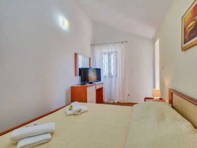 Apartment One bedroom apartment near beach Martinšćica, Cres A-22582-a - Outdoor photo 10