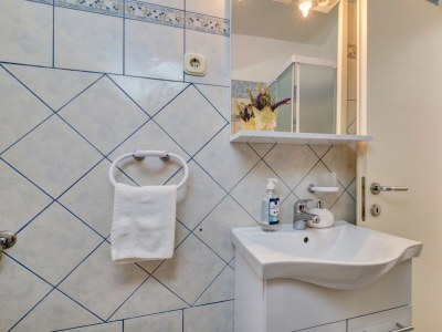 Apartment One bedroom apartment near beach Martinšćica, Cres A-22582-a - Outdoor photo 11