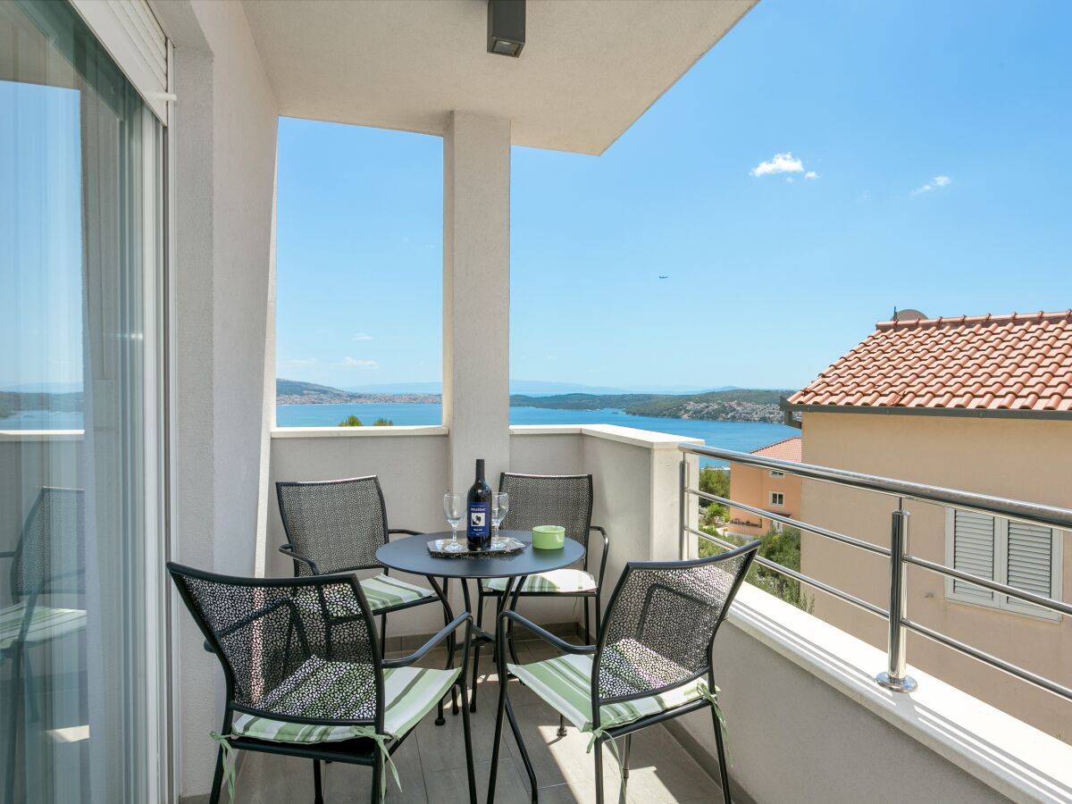 Apartment One bedroom apartment with balcony and sea view Seget Donji, Trogir A-23273-a