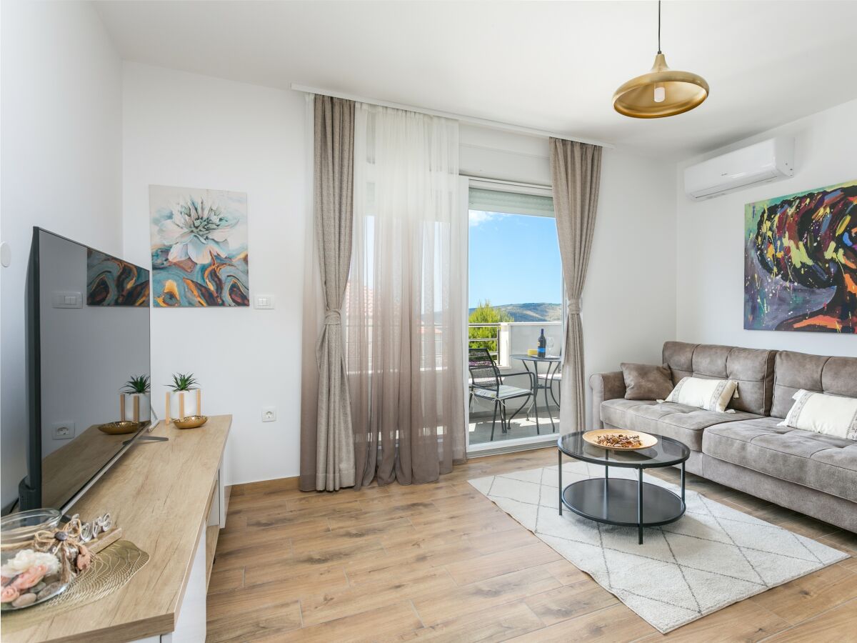 Apartment One bedroom apartment with balcony and sea view Seget Donji, Trogir A-23273-b