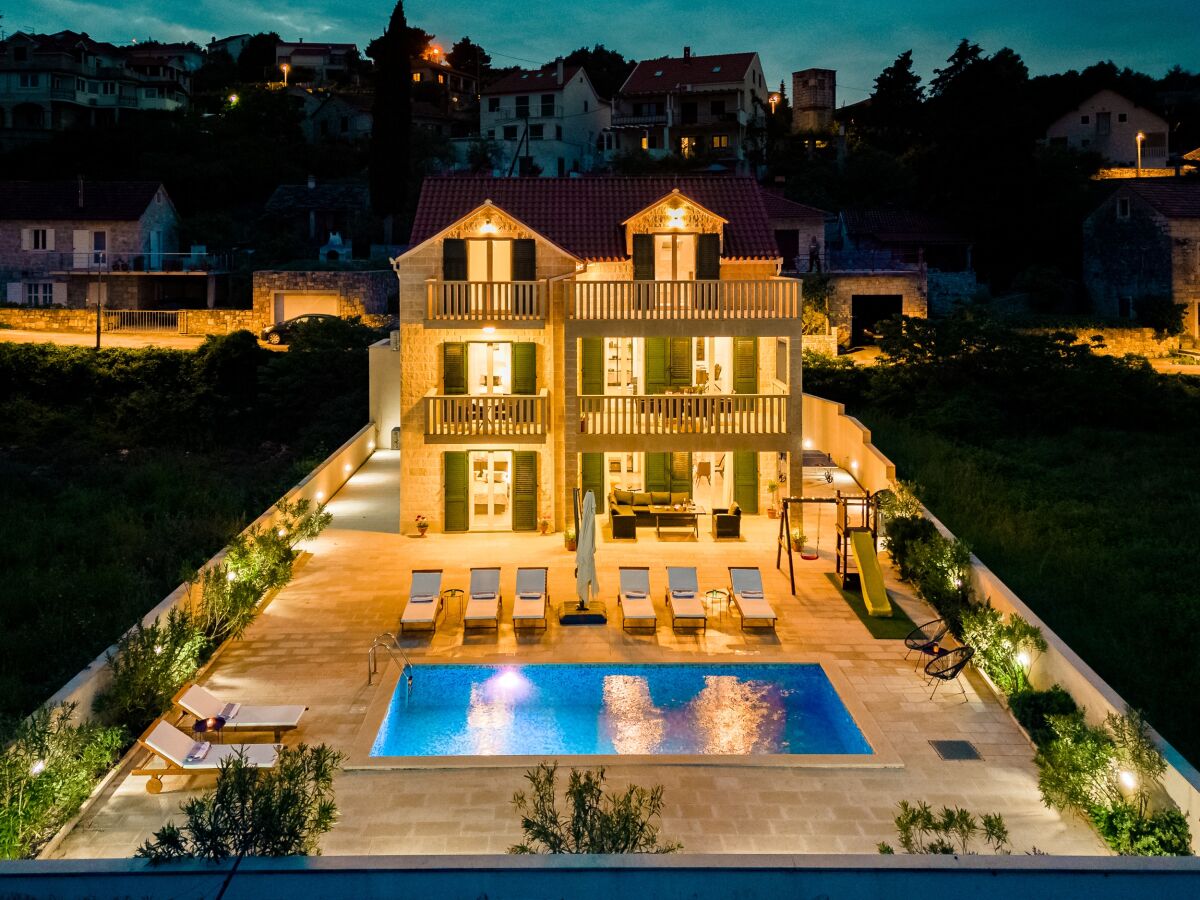 Villa Comfortable and spacious house with terrace and sea view Splitska, Brač K-23815 - Outdoor photo 2