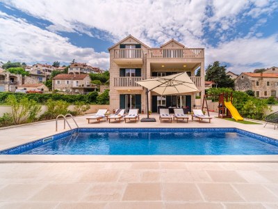 Villa Comfortable and spacious house with terrace and sea view Splitska, Brač K-23815 - Outdoor photo 6