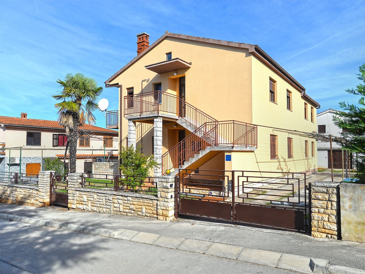 Apartment Two bedroom apartment with balcony Peroj, Fažana A-20731-c - Outdoor photo 2