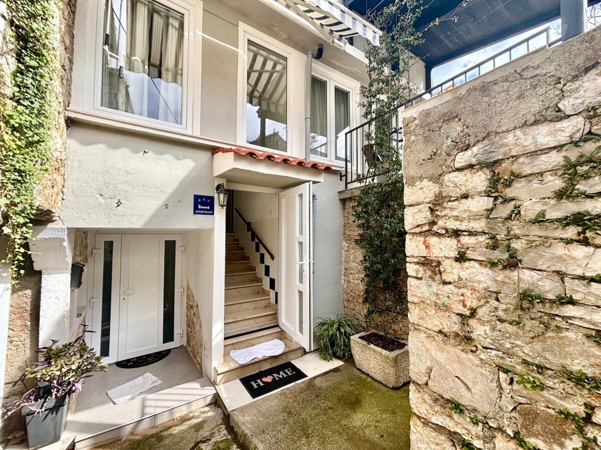 Apartment Apartments by the sea Tkon, Pašman - 24211