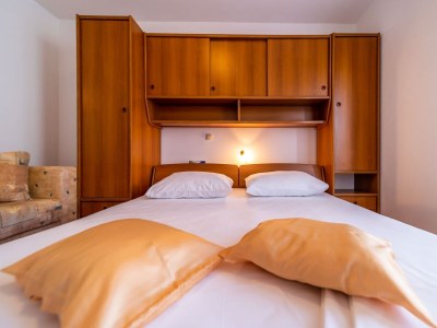 Apartment Two bedroom apartment with terrace and sea view Rab A-24367-a - Outdoor photo 18