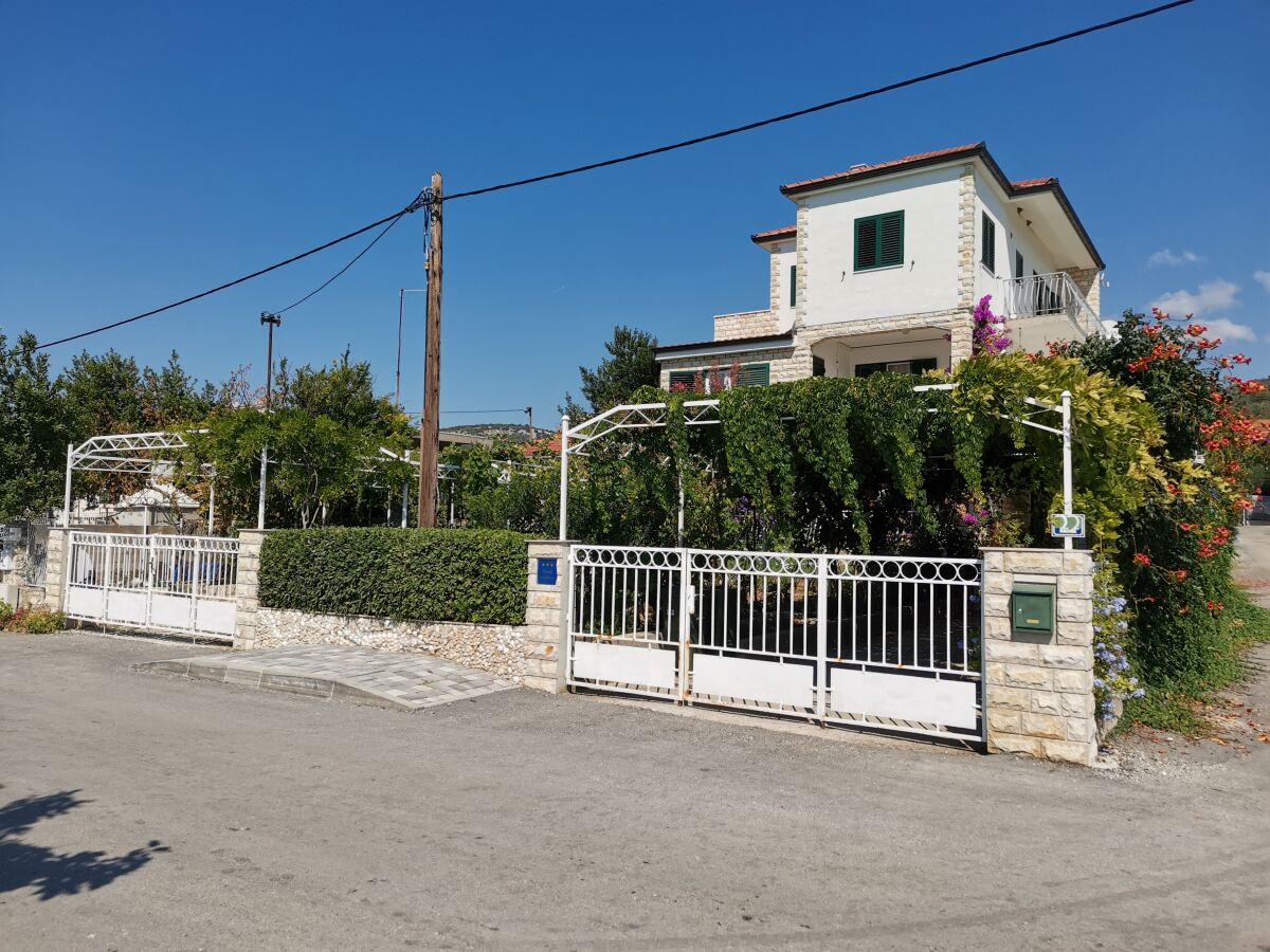 Apartment Two bedroom apartment near beach Vinišće, Trogir A-4288-c - Outdoor photo 4