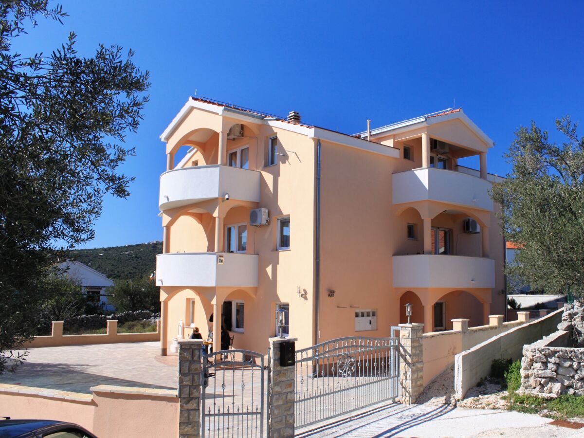 Apartment Studio flat with terrace and sea view Vinišće, Trogir AS-8660-a