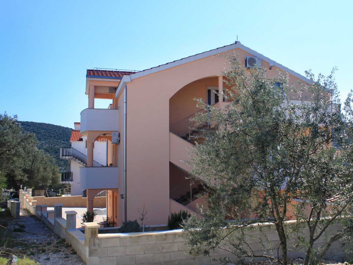 Apartment Studio flat with terrace and sea view Vinišće, Trogir AS-8660-a - Outdoor photo 2