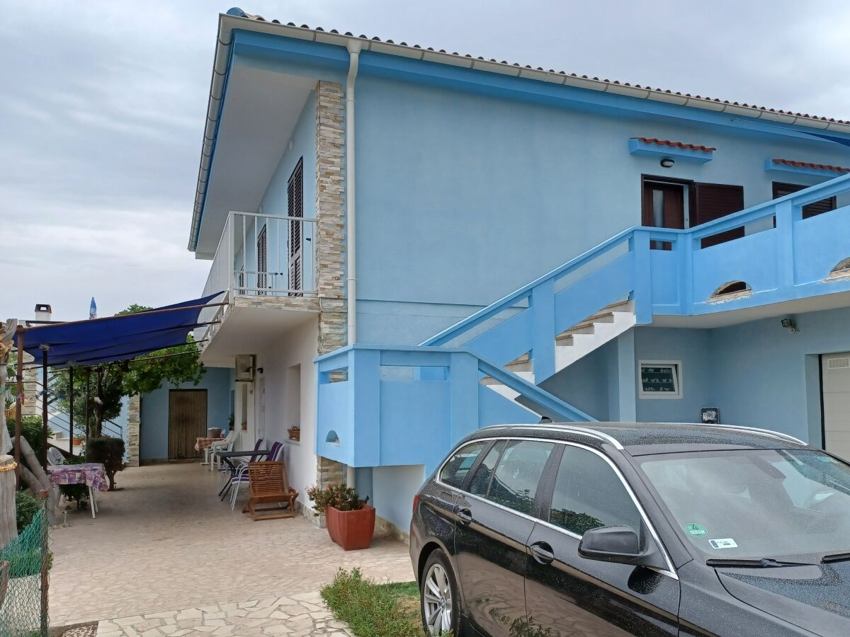 Apartment Four-bedroom apartment with terrace and sea view Pag A-6325-a - Outdoor photo 3