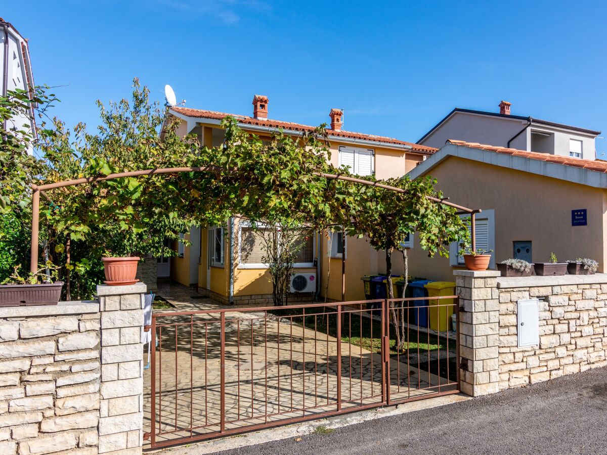 Apartment Three bedroom apartment with terrace Valbandon, Fažana A-7352-a - Outdoor photo 2