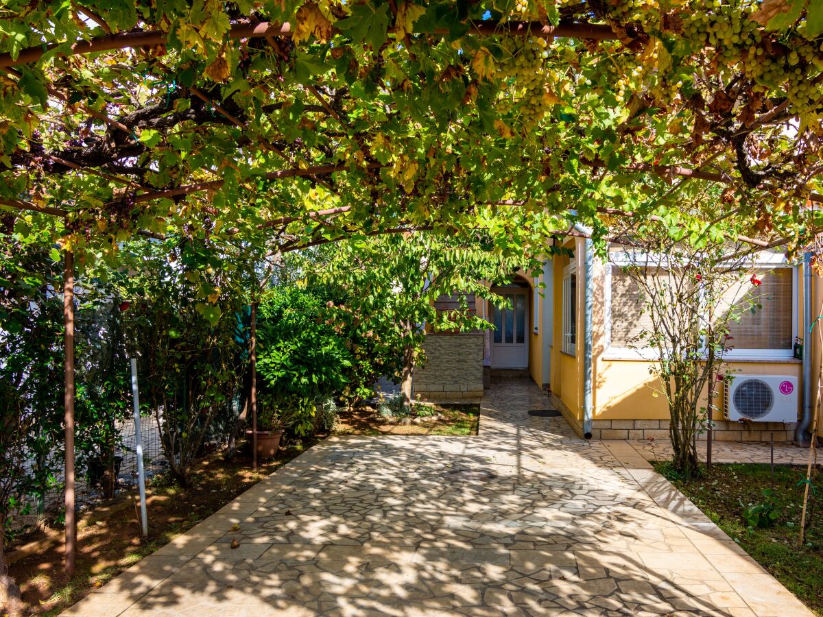 Apartment Three bedroom apartment with terrace Valbandon, Fažana A-7352-a - Outdoor photo 4