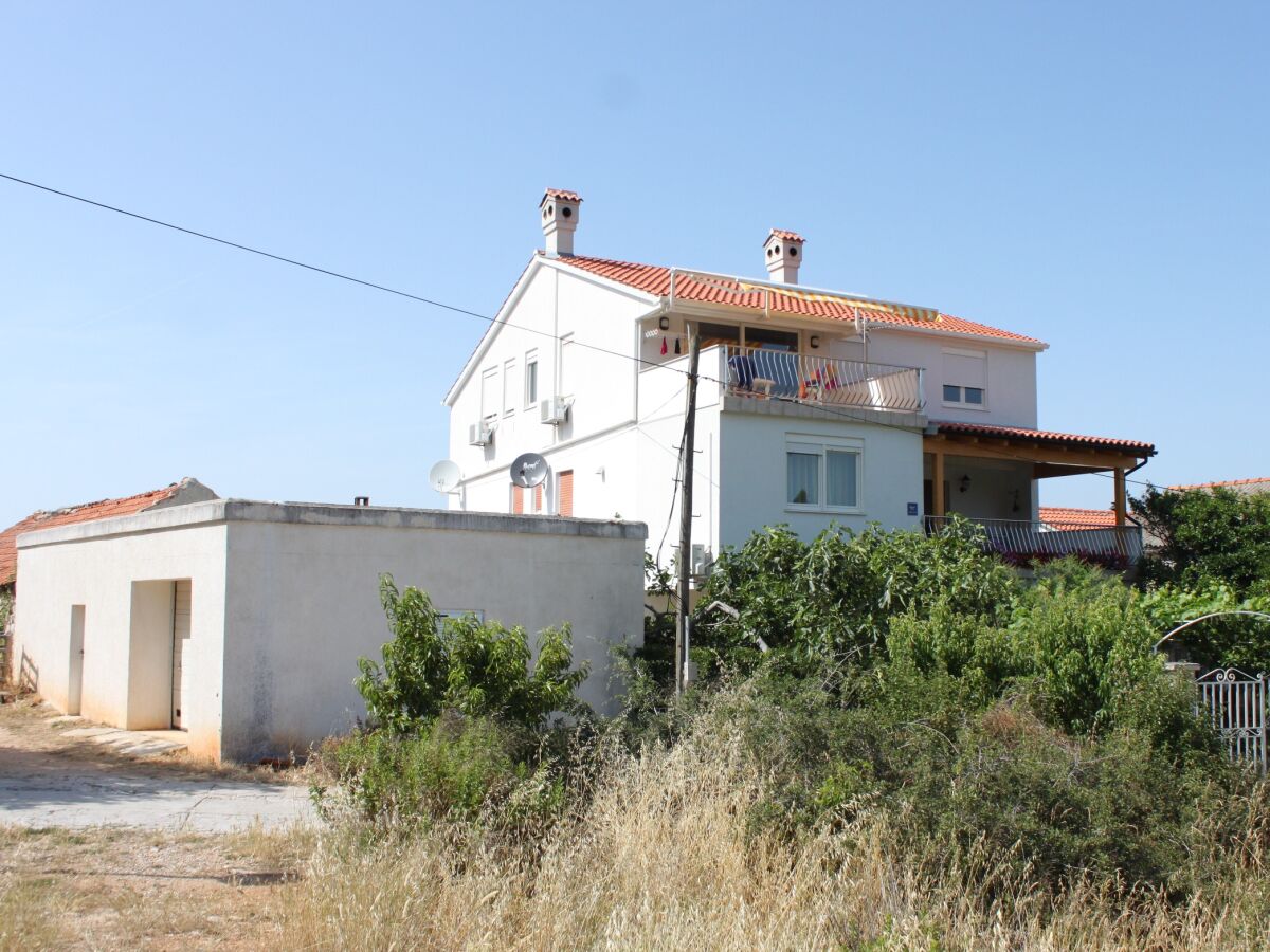 Apartment One bedroom apartment with terrace Božava, Dugi otok A-8100-b - Outdoor photo 2