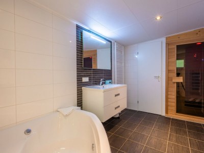 Chalet Vakantiepark De Wiltzangh - Bosrand Wellness Cabin - Features photo 11