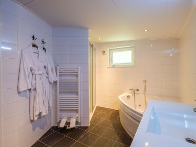 Chalet Vakantiepark De Wiltzangh - Bosrand Wellness Cabin - Features photo 12