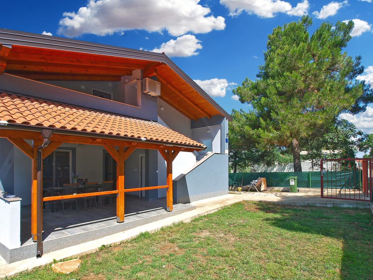 Holiday house Comfortable and spacious house with terrace Peroj, Fažana K-20754 - Outdoor photo 2