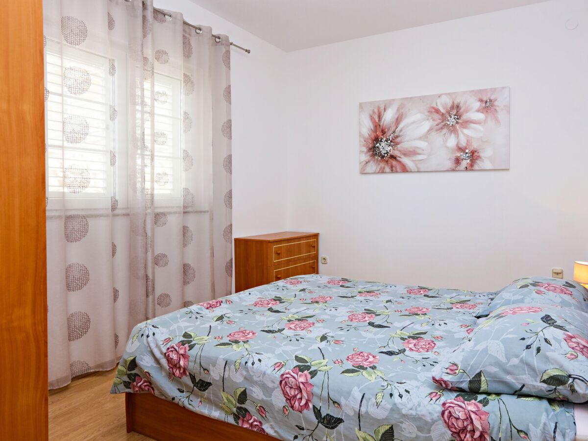 Apartment Two bedroom apartment with terrace and sea view Šparadići, Šibenik A-24118-a