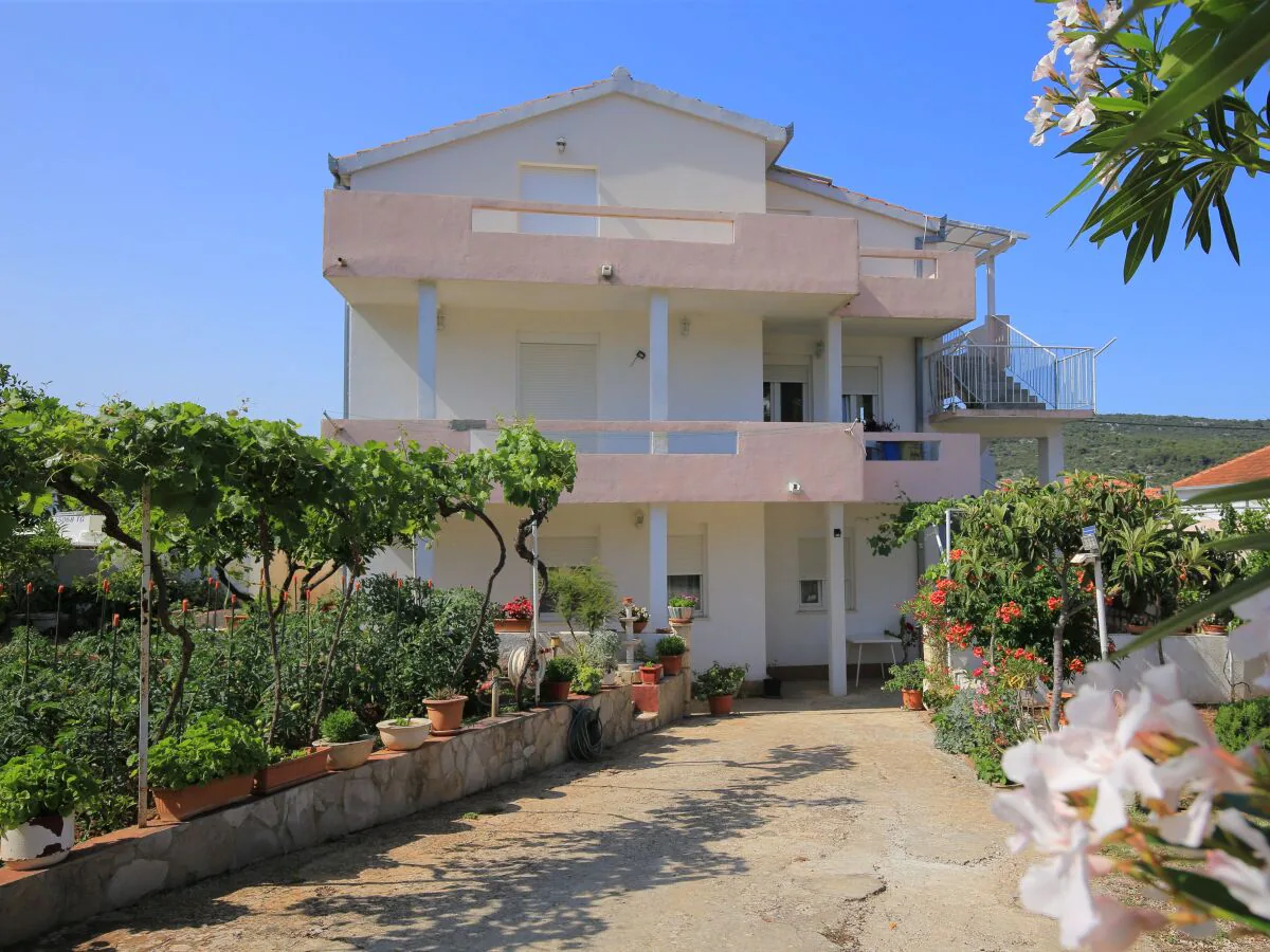 Apartment Two bedroom apartment with terrace Vinišće, Trogir A-24197-a