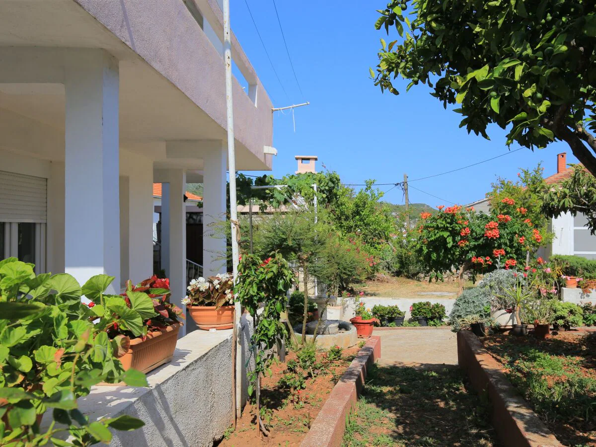 Apartment Two bedroom apartment with balcony and sea view Vinišće, Trogir A-24197-c