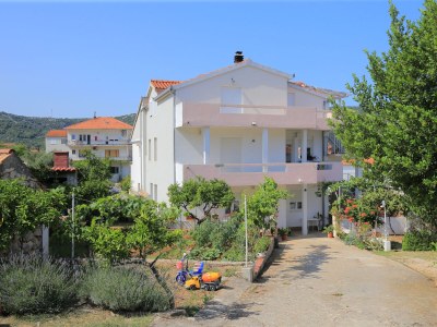 Apartment Two bedroom apartment with balcony and sea view Vinišće, Trogir A-24197-c - Outdoor photo 2