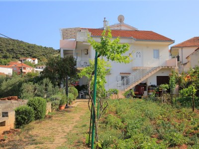 Apartment Two bedroom apartment with balcony and sea view Vinišće, Trogir A-24197-c - Outdoor photo 4