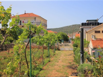 Apartment Two bedroom apartment with balcony and sea view Vinišće, Trogir A-24197-c - Outdoor photo 5