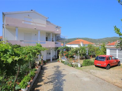 Apartment Two bedroom apartment with balcony and sea view Vinišće, Trogir A-24197-c - Outdoor photo 18