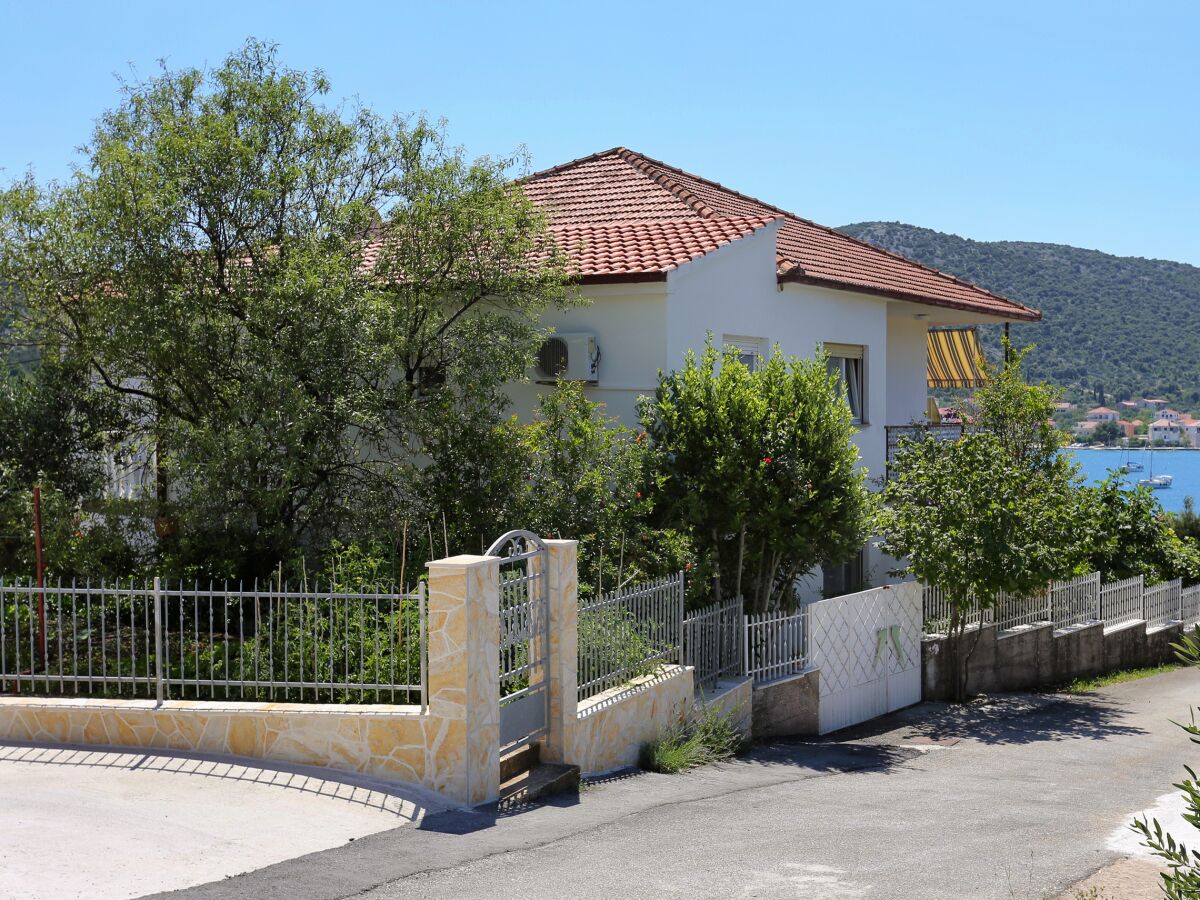Apartment Two bedroom apartment with terrace and sea view Vinišće, Trogir A-10241-b - Outdoor photo 3