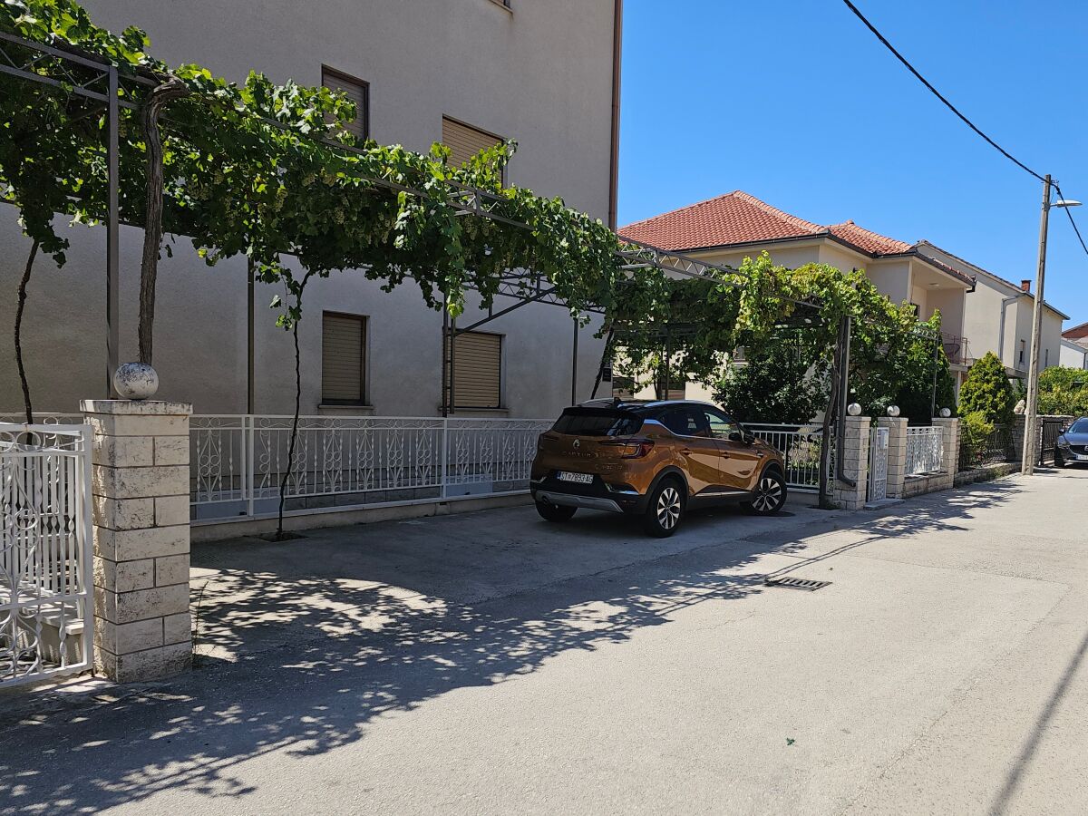 Apartment Three bedroom apartment with terrace Kaštel Štafilić, Kaštela A-20662-a - Outdoor photo 3