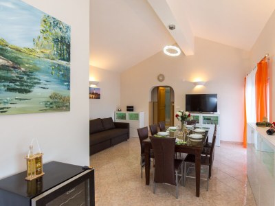 Apartment Two bedroom apartment near beach Čižići, Krk A-20433-d - Outdoor photo 8