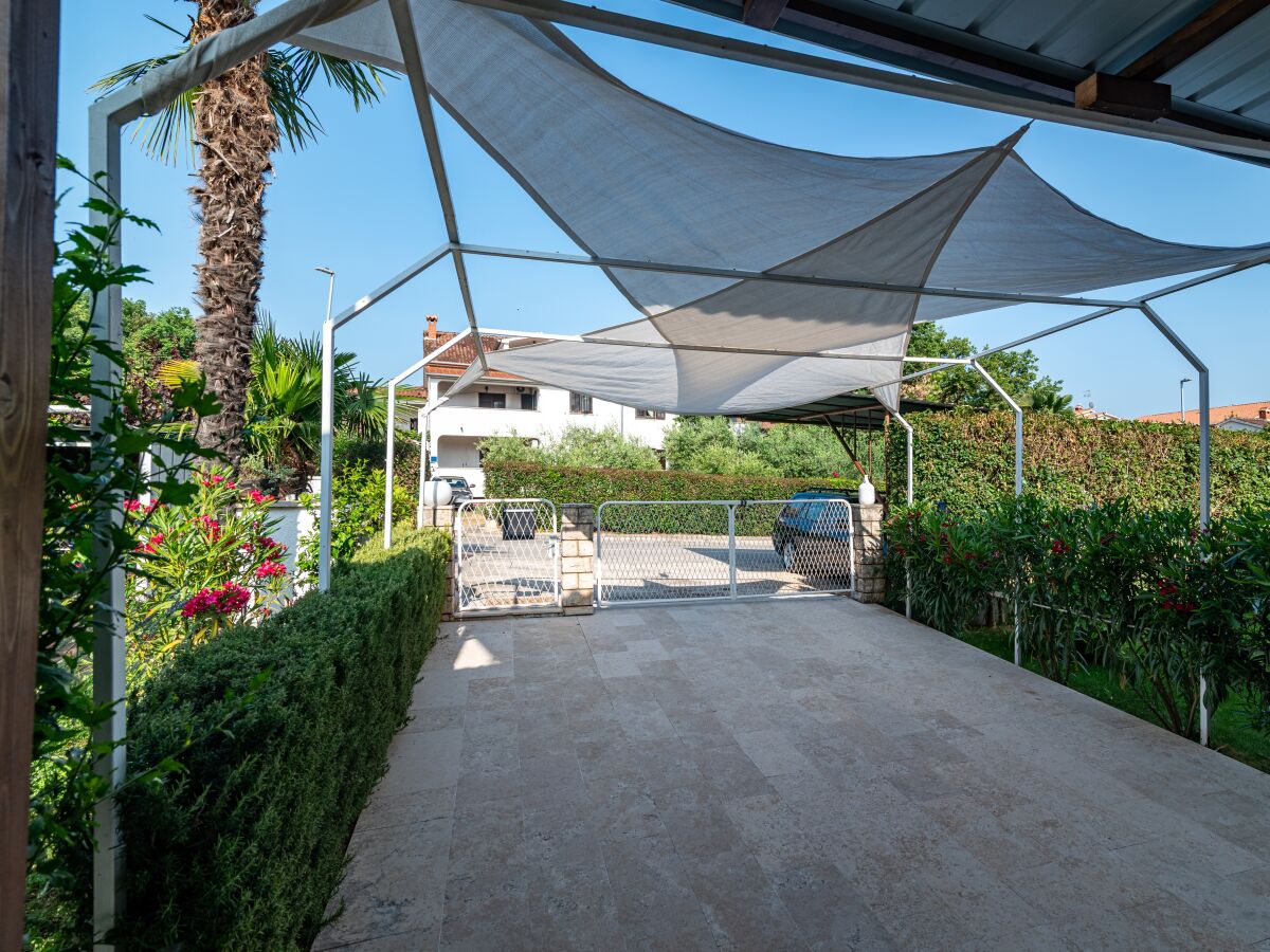 Apartment One bedroom apartment with terrace Poreč A-23561-b - Outdoor photo 5