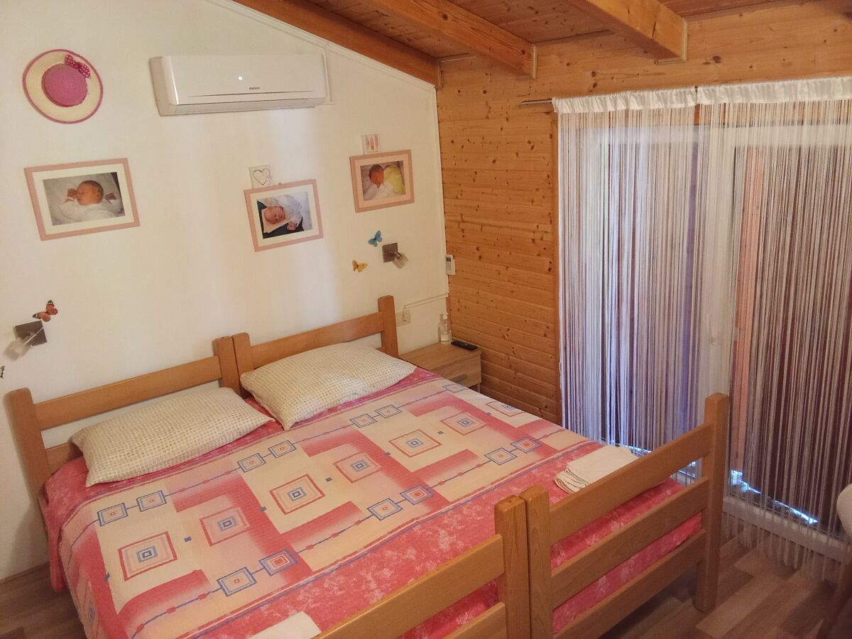 Holiday room with terrace Vrh, Krk S-24028-a