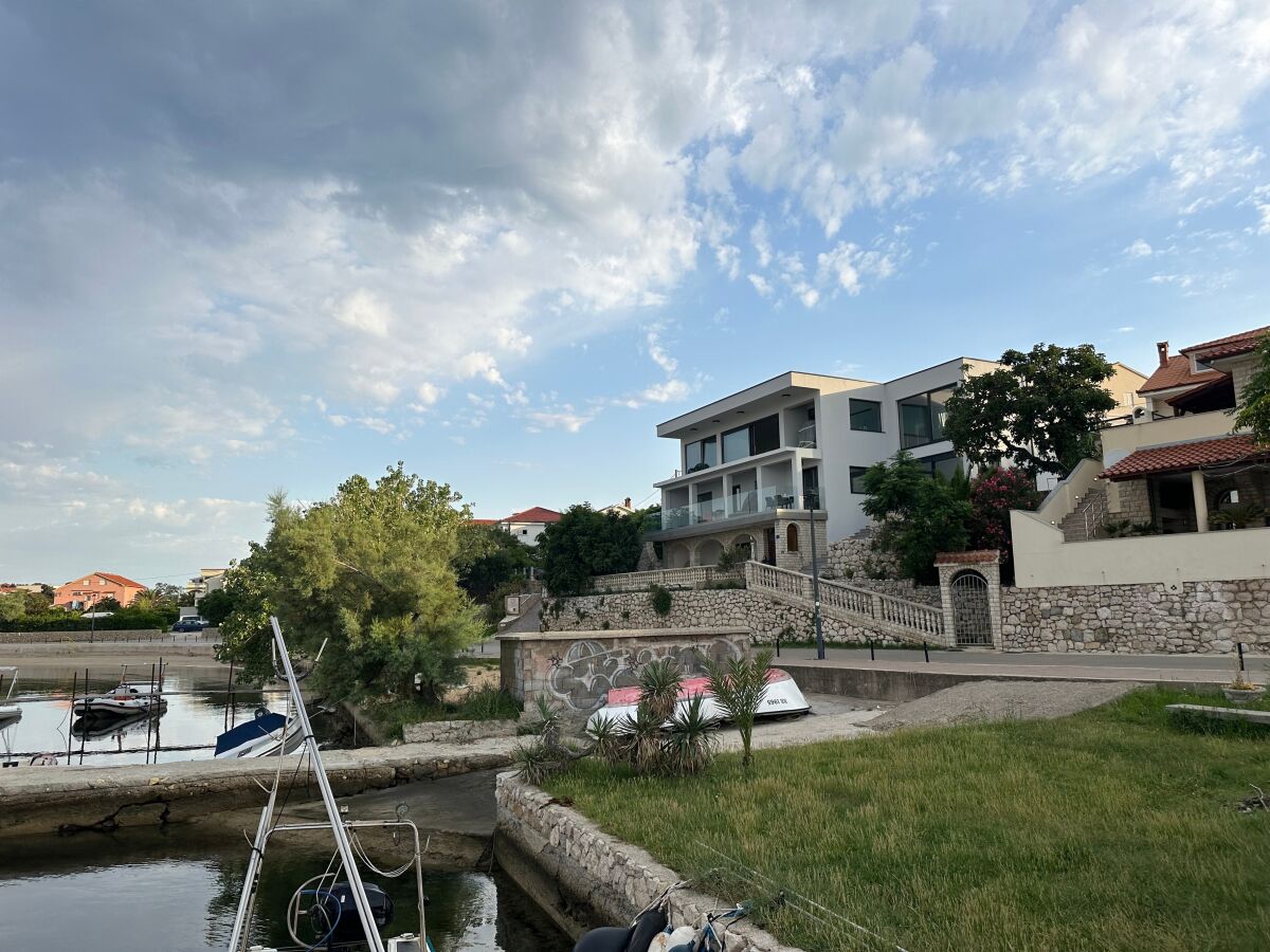 Apartment Three bedroom apartment near beach Banjol, Rab A-19752-a