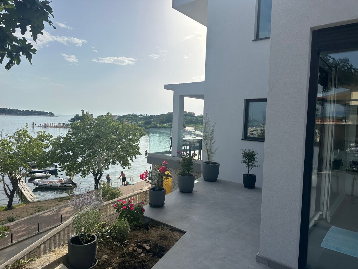 Apartment Three bedroom apartment near beach Banjol, Rab A-19752-a - Outdoor photo 4