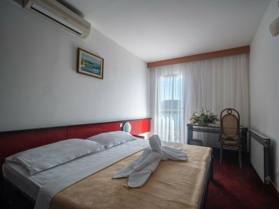 Apartment Hotel Issa - Double Room Sea View 18 - Features photo 20