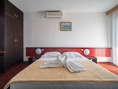 Apartment Hotel Issa - Double Room Sea View 20 - Features photo 12