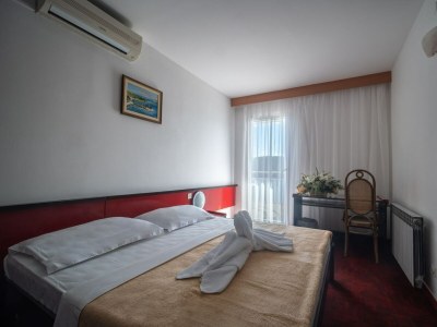 Apartment Hotel Issa - Double Room Sea View 22 - Features photo 13