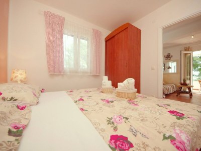 Apartment One Bedroom Apartment with Balcony and Sea View (Zavala) - Features photo 12