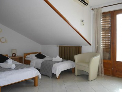 Apartment Dugi Rat Seaside Apartments - Studio 5 - Features photo 5